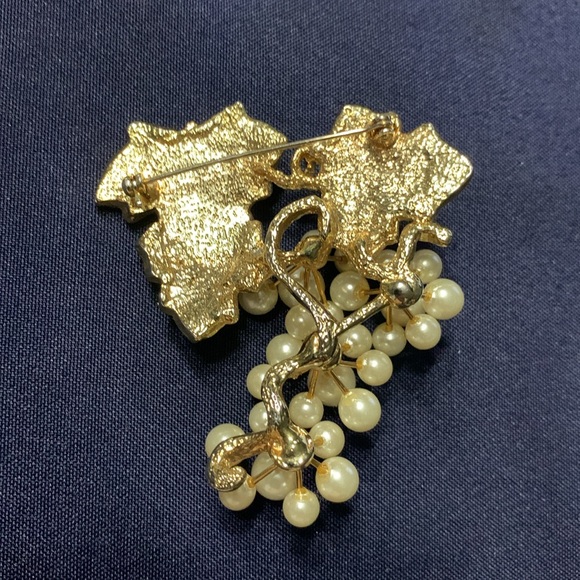 Vintage faux cluster pearl grape leafs and rhinestone brooch - Picture 3 of 5